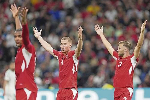 Suiza derrota 2-0 a Argelia y va a octavos   