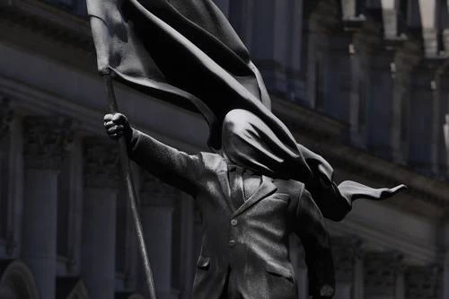Autoridades protegerán la estatua de Banksy instalada en el centro de Londres   