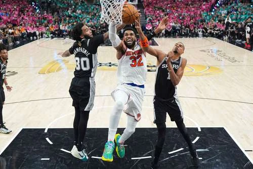 Knicks vencen a San Antonio y aventajan en la final de la NBA   