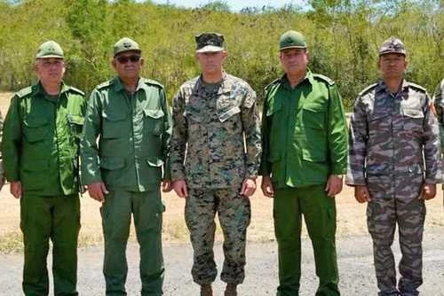 Jefe del Comando Sur se reúne con militares cubanos en Guantánamo   