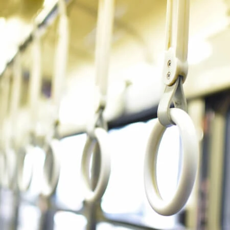 電車内で腕時計を競い合う「吊り革バトル」が白熱も“我関せず”の人たち