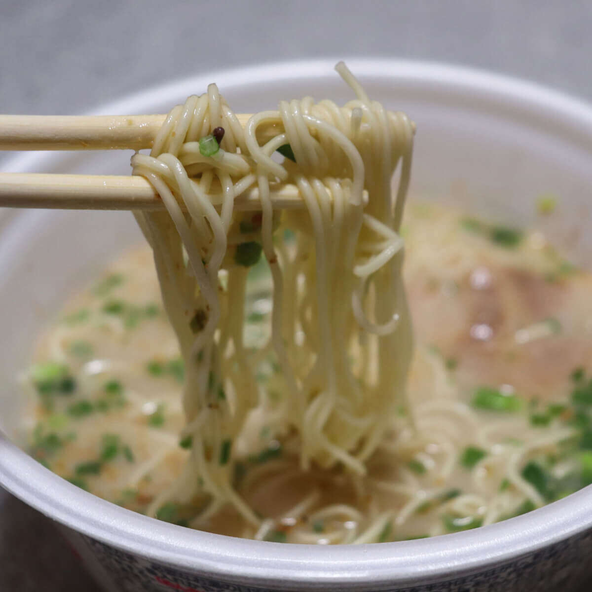 料理研究家・リュウジが「うまいカップ麺1位」に推した豚骨臭さがクセになるラーメンとは