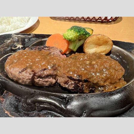 「さすがに生焼けすぎない？」人気ハンバーグ店でも物議“セルフ追い焼き”の店が消えないワケ