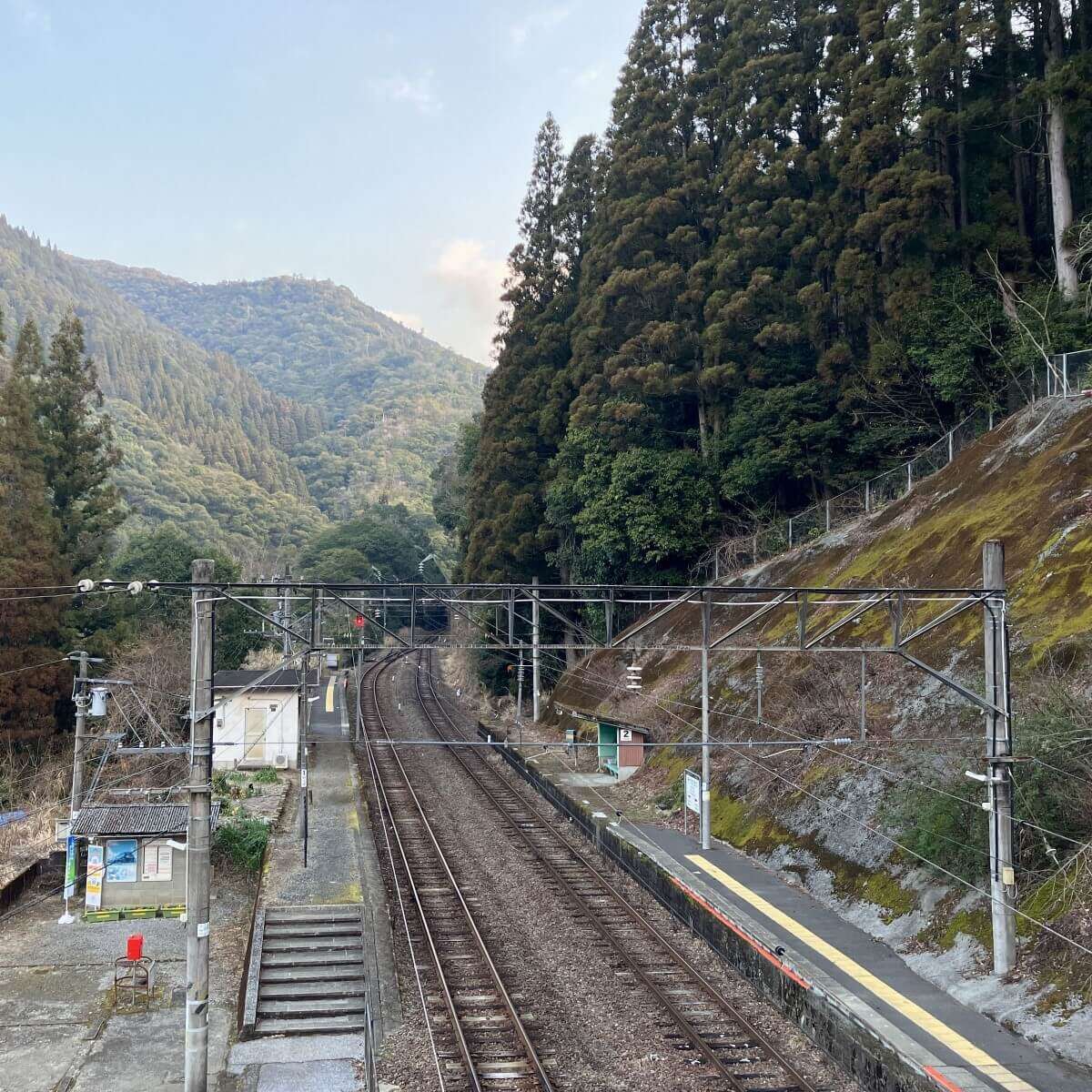 通勤・通学は不可能…何と1日2本しか停車しない駅があった！