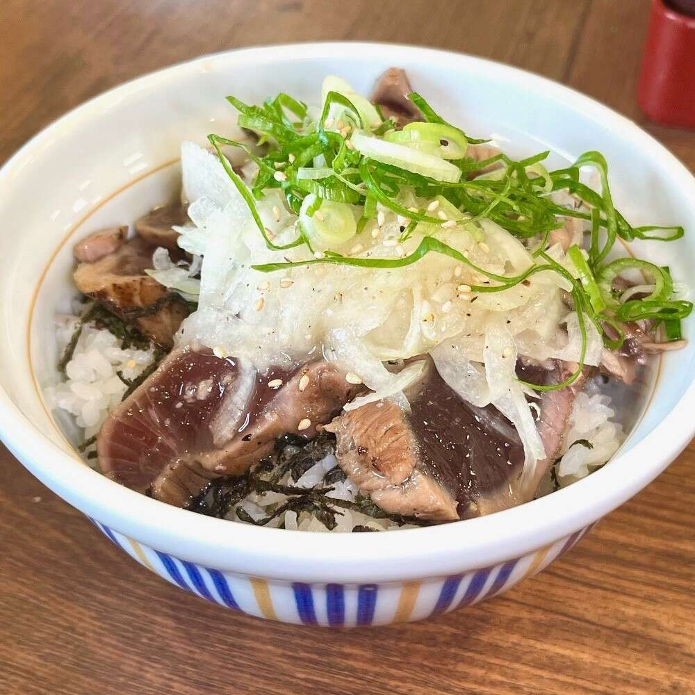 「なか卯」で実食「オニオンガーリックかつおたたき丼」直火で炙った肉厚かつおで贅沢気分に浸る