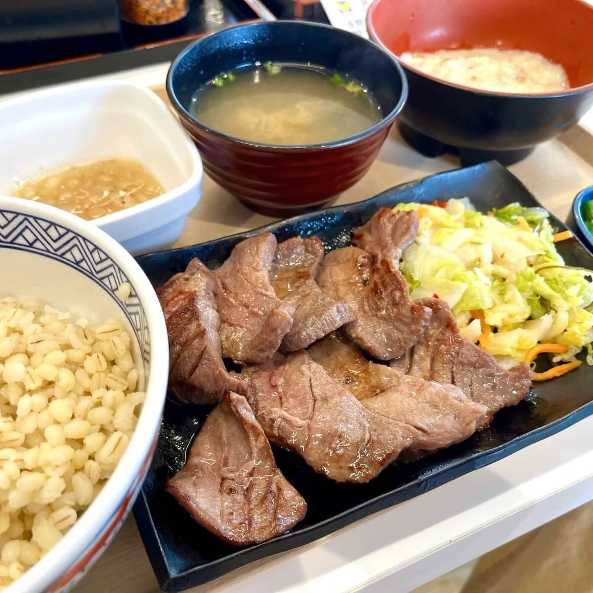 吉野家「牛たん麦とろ御膳」香ばしく焼き上げられた厚切り牛たんを贅沢に味わう！