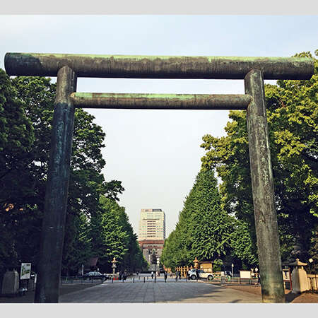 「靖国神社」落書き男にもユルい対応で…中国政府が“観光公害”を放置する相変わらずな理由