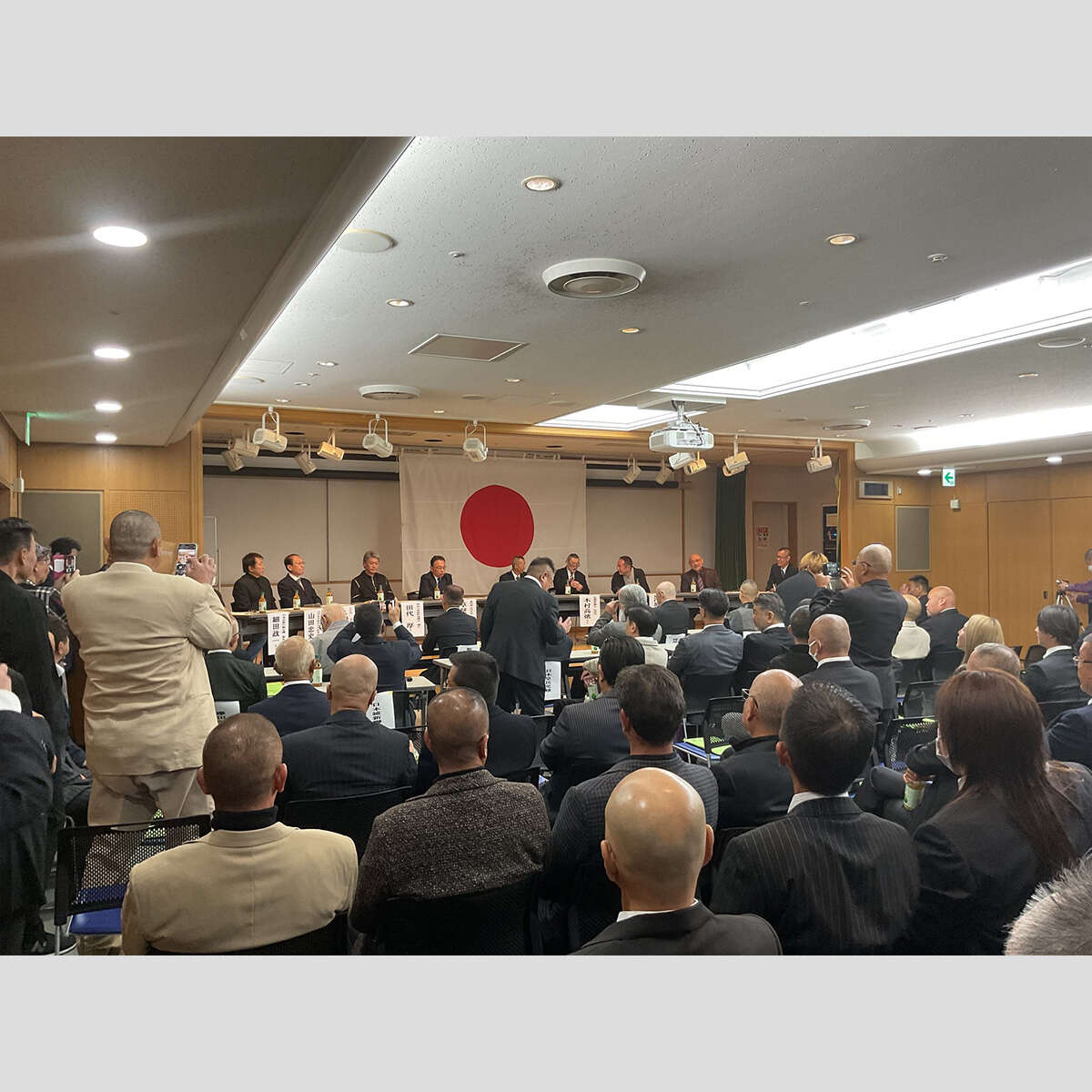 「警戒区域」に大物右翼が集結、石破政権に募る不信「自民党が許せない」