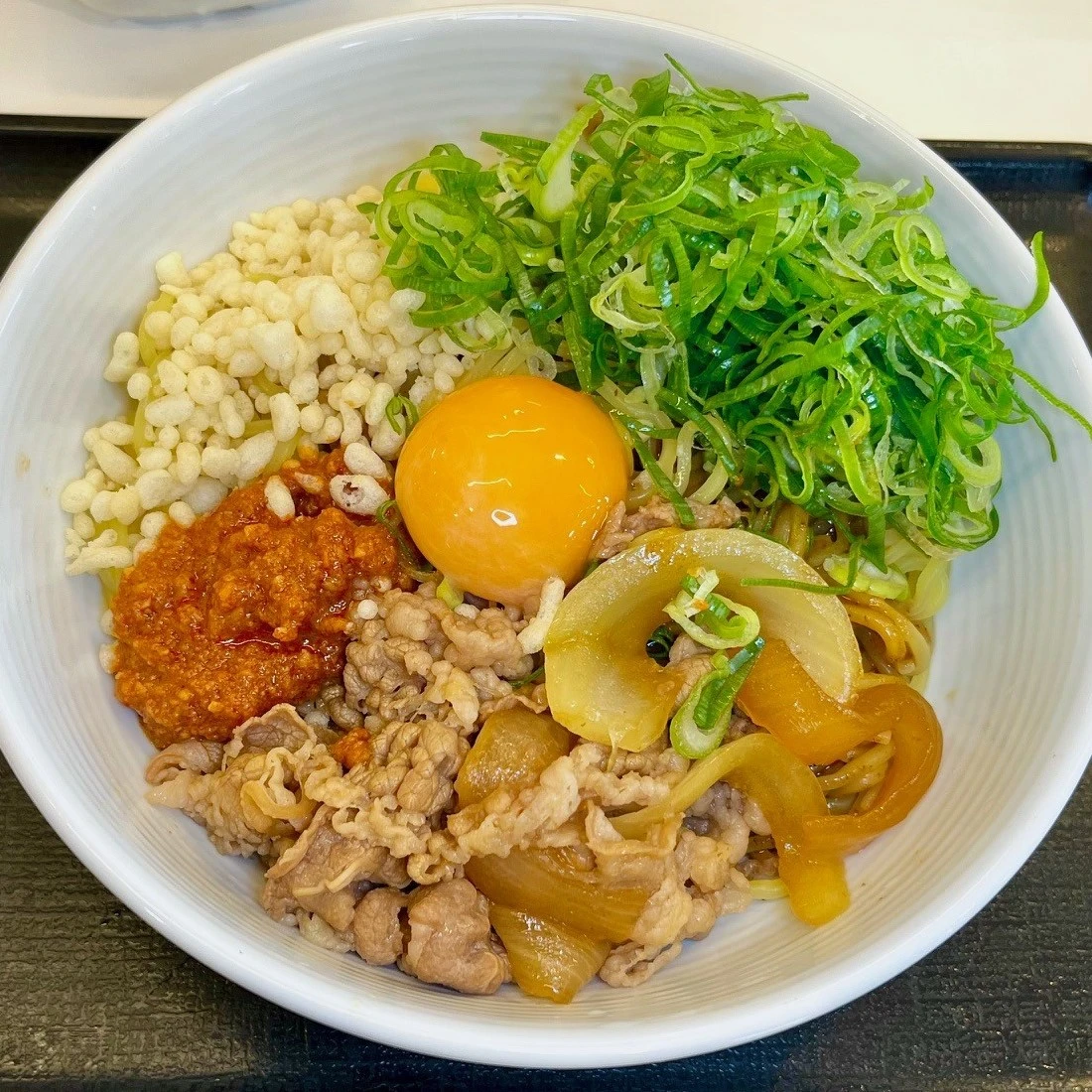 【実食レビュー】吉野家初の麺メニュー「牛玉スタミナまぜそば」はアリ？ナシ？創業125周年の挑戦を評価！
