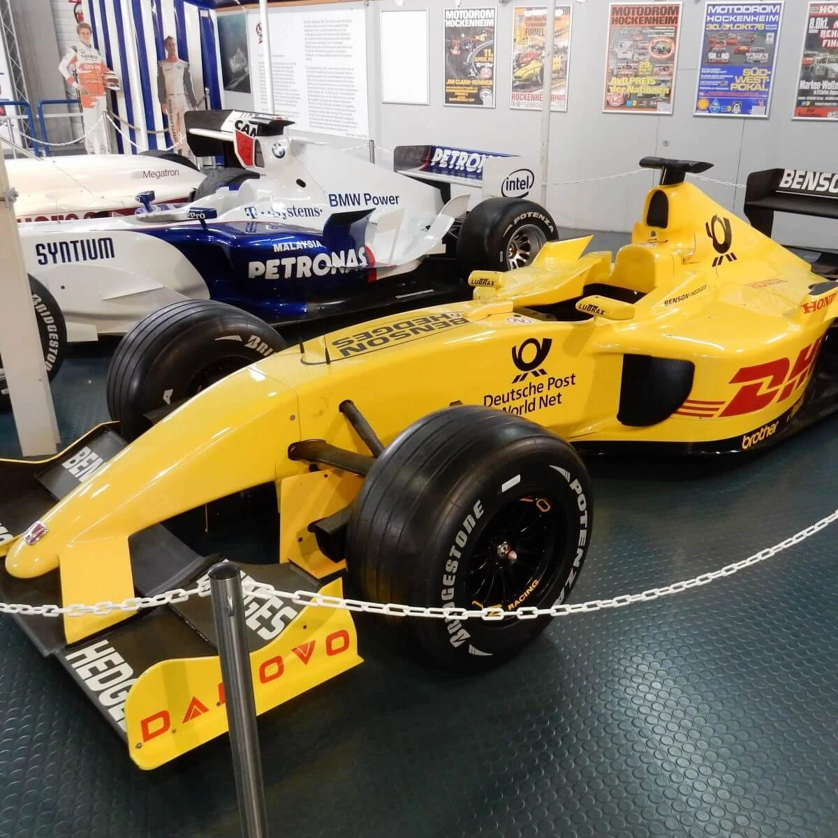 F1マシンが運転できる！？普通免許で参加可能な海外走行体験プログラムとは