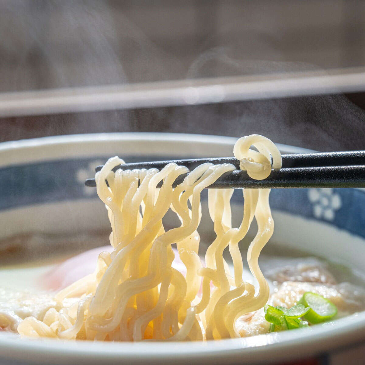 除夜の鐘の参加賞が袋麺業界に激震！「早い者勝ち」でぶっちぎり人気となった商品とは