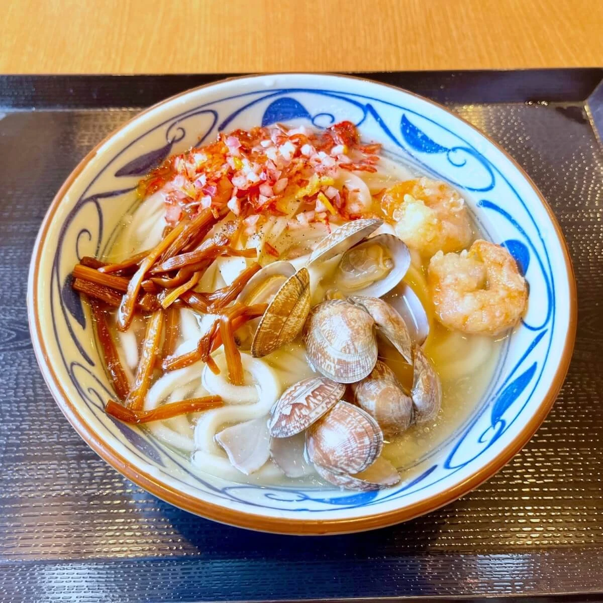 丸亀製麺から“初”の塩だしうどんが登場！夏にぴったりの冷たい旨塩スープがクセになる