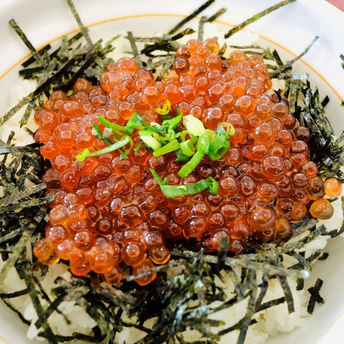 なか卯「天然いくら丼」が復活「豪快盛」の価格に見えた心意気