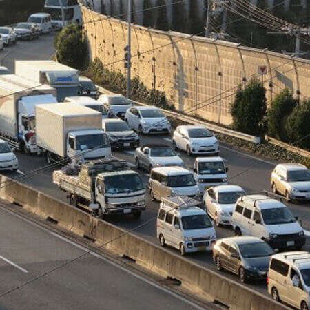 観光バスがポールをなぎ倒して進路変更！高速道路上で起きた「あり得ない運転」に批判殺到