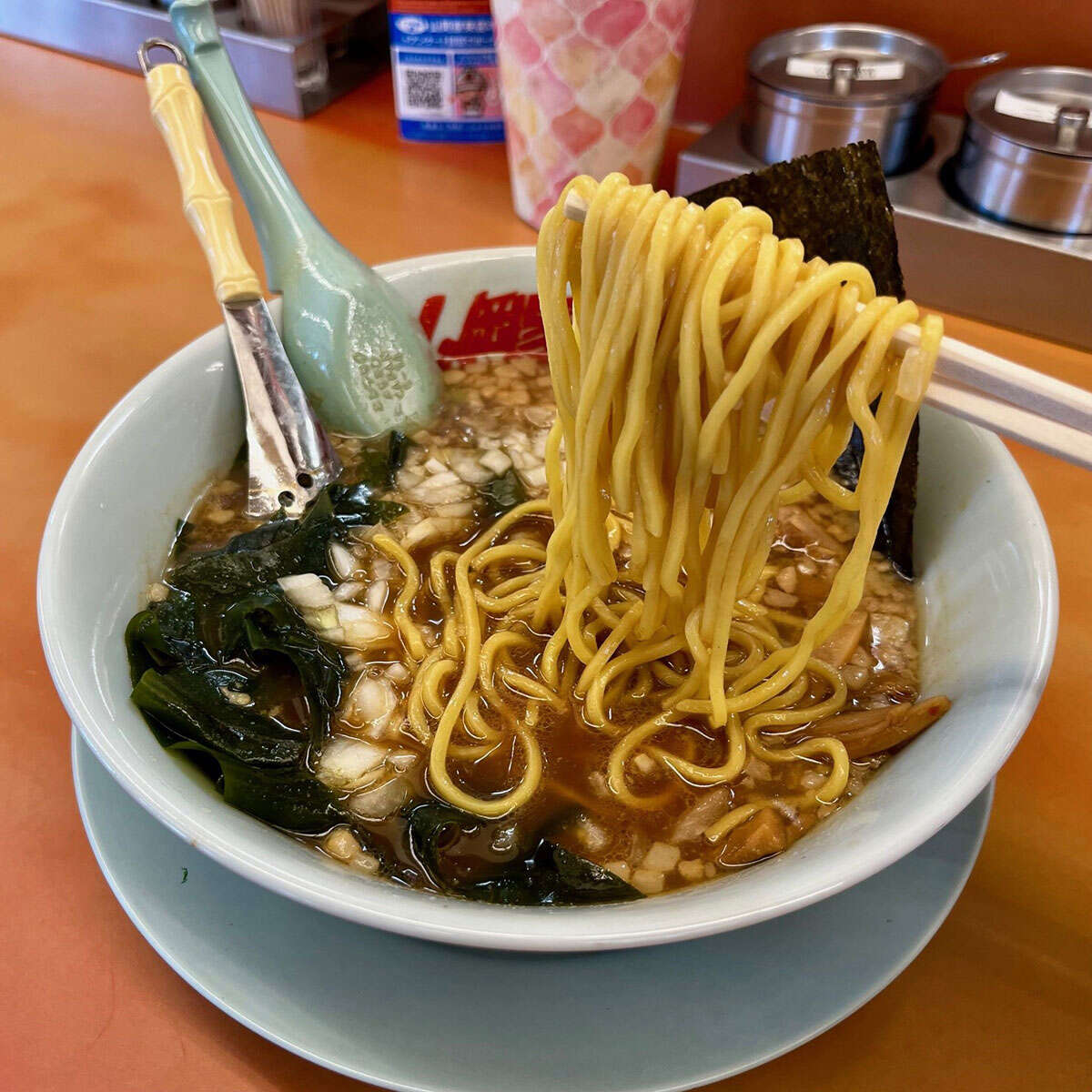 【実食】山岡家の自信作「プレミアム醤油とんこつラーメン」濃厚な一杯で体がポカポカ