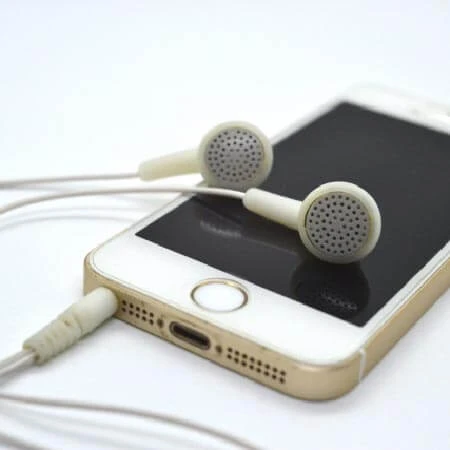 有線イヤホン愛好者の「受難時代」を激変させるスマホ選びと超優秀外部機器がこれだ！