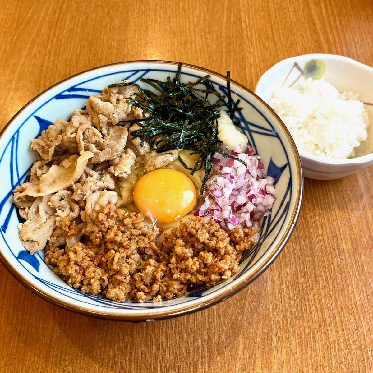 ごはん付き！丸亀製麺で食べた「旨辛肉盛りまぜ玉うどん」がコスパ抜群の腹パンメニューだった