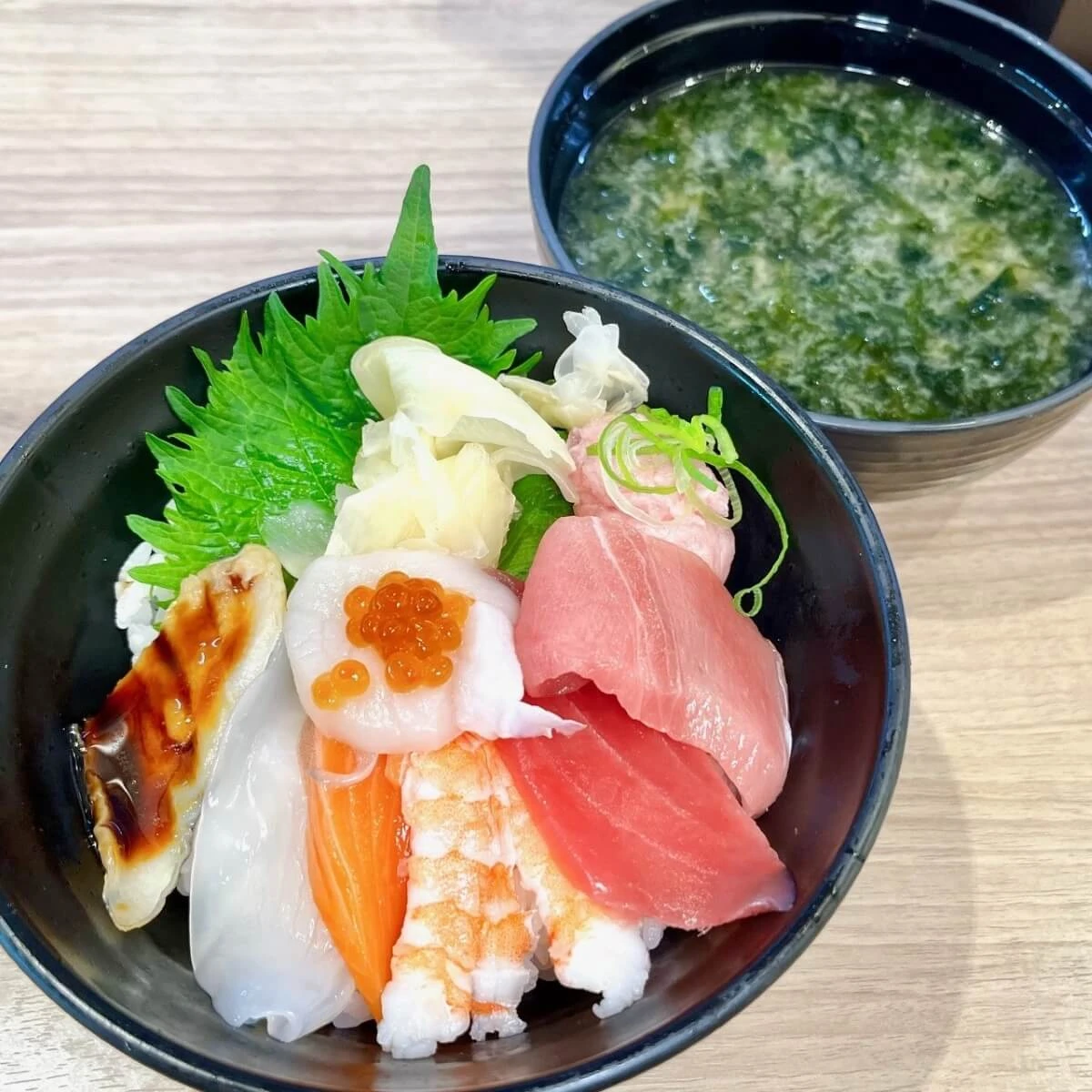 【実食レポ】かっぱ寿司「9種の海鮮丼 あおさの味噌汁セット」は990円で大満足の内容だった！