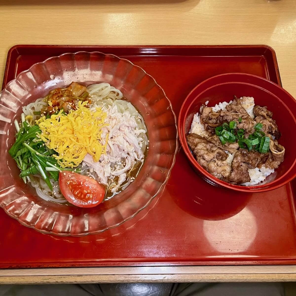 冷麺＆ガッツリ丼！ジョイフル「蒸し鶏の盛岡冷麺とコチジャン焼肉丼」が最高の組み合わせだった