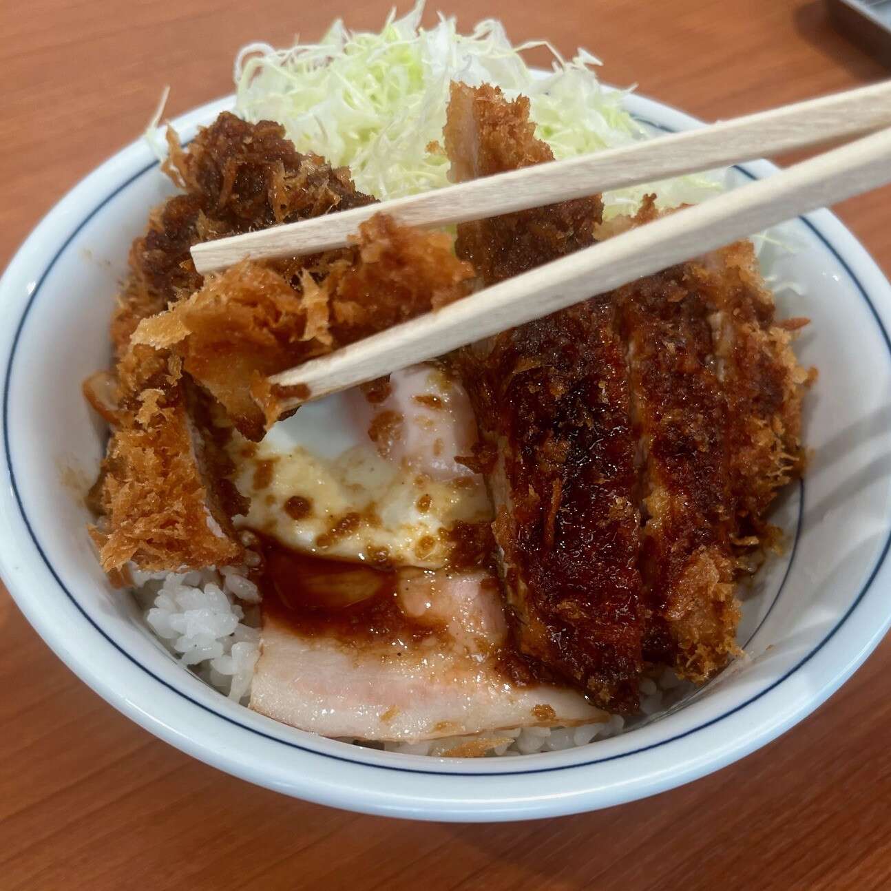 かつや「ど真ん中ベーコンエッグソースカツ丼」を食べてみると“映えなくても新作を出した理由”がわかった！