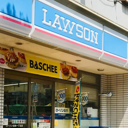 ローソンが店舗駐車場で開始する「1泊2500～3000円」車中泊サービスは宿泊難民の救世主になるか