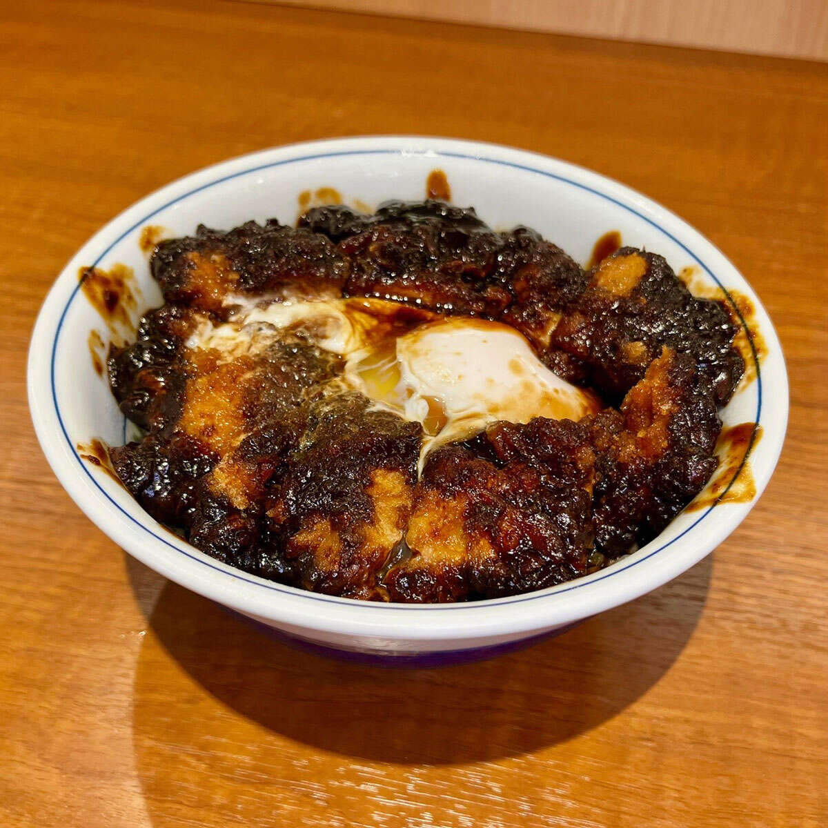 【期間限定】かつやの“黒味噌チキンカツ丼”は濃厚なコクと甘みがクセになる一杯