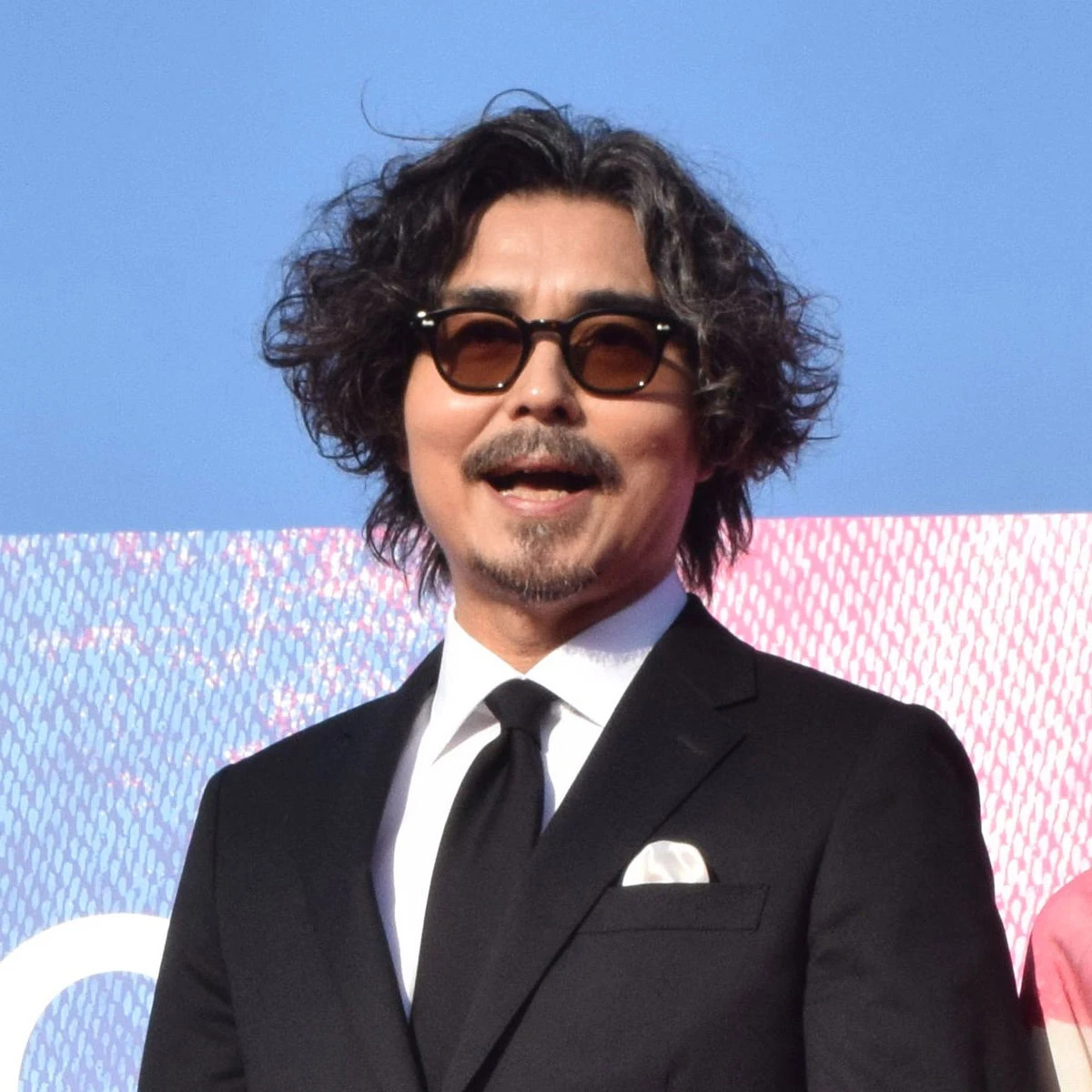 「脱力タイムズかと思った」小澤征悦司会の報道番組にツッコミ続々