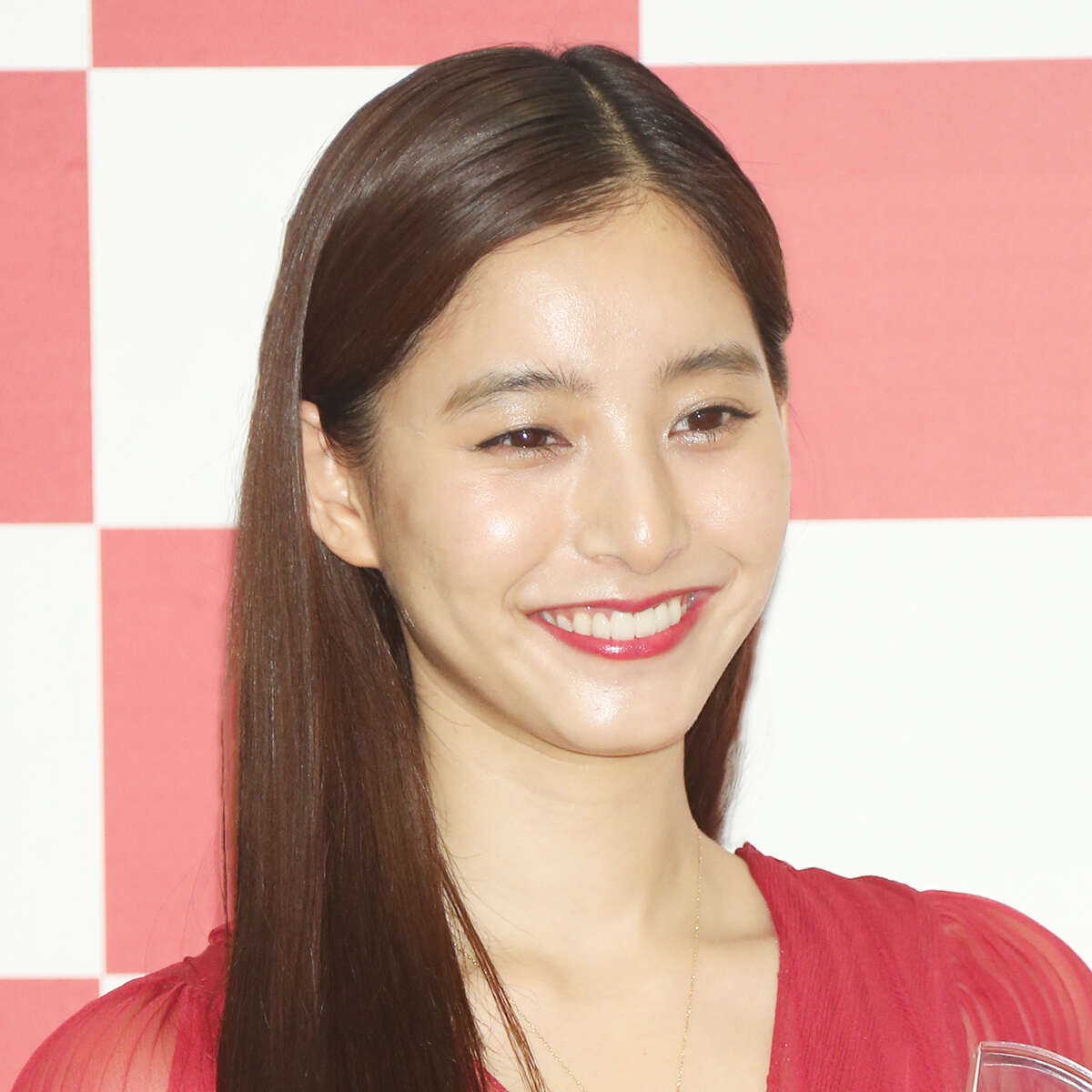 「みずから服を脱ぎ捨て」新木優子、配信作品で挑んだ「伊藤英明との濃密ベッドシーン」にファン歓喜！