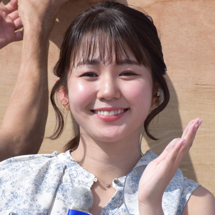 バスト締め付けや黒インナーちらりも…テレ東・冨田有紀アナの生唾シーンが見逃せない！