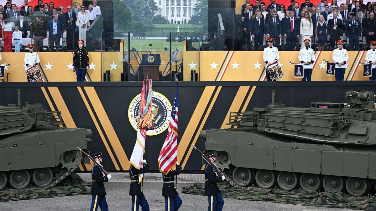 Parade in Washington: Präsident Donald Trump lässt die Armee im Nieselregen marschieren
