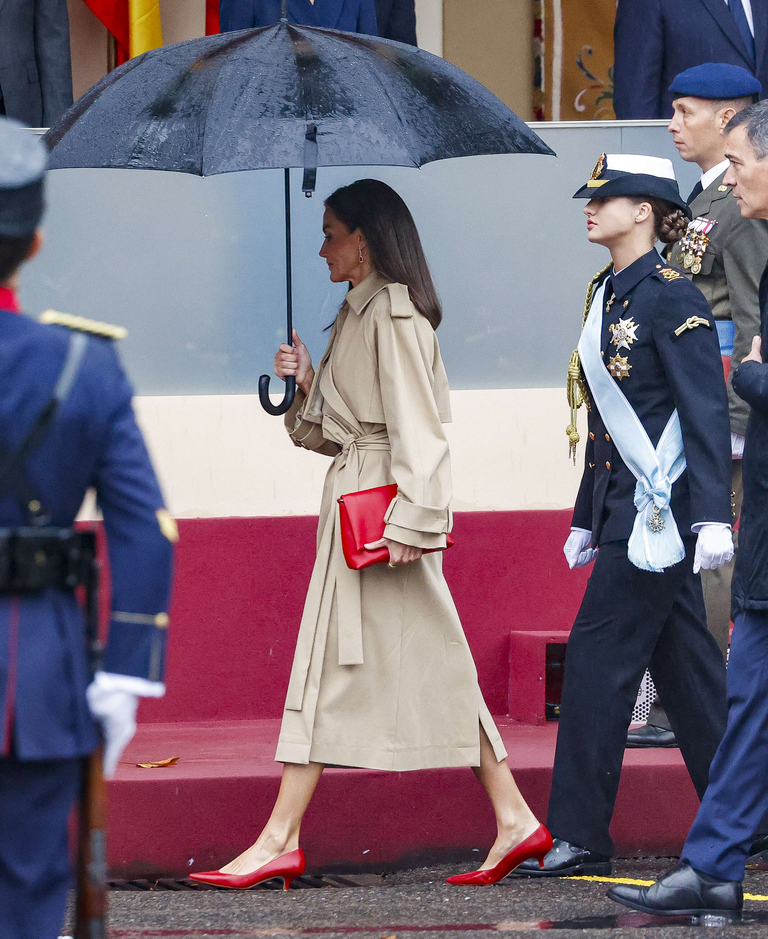 El otro desfile del 12 de octubre: gabardinas detectivescas, tacones sensatos y 'rojos vivos' contra la inclemencia meteorológica