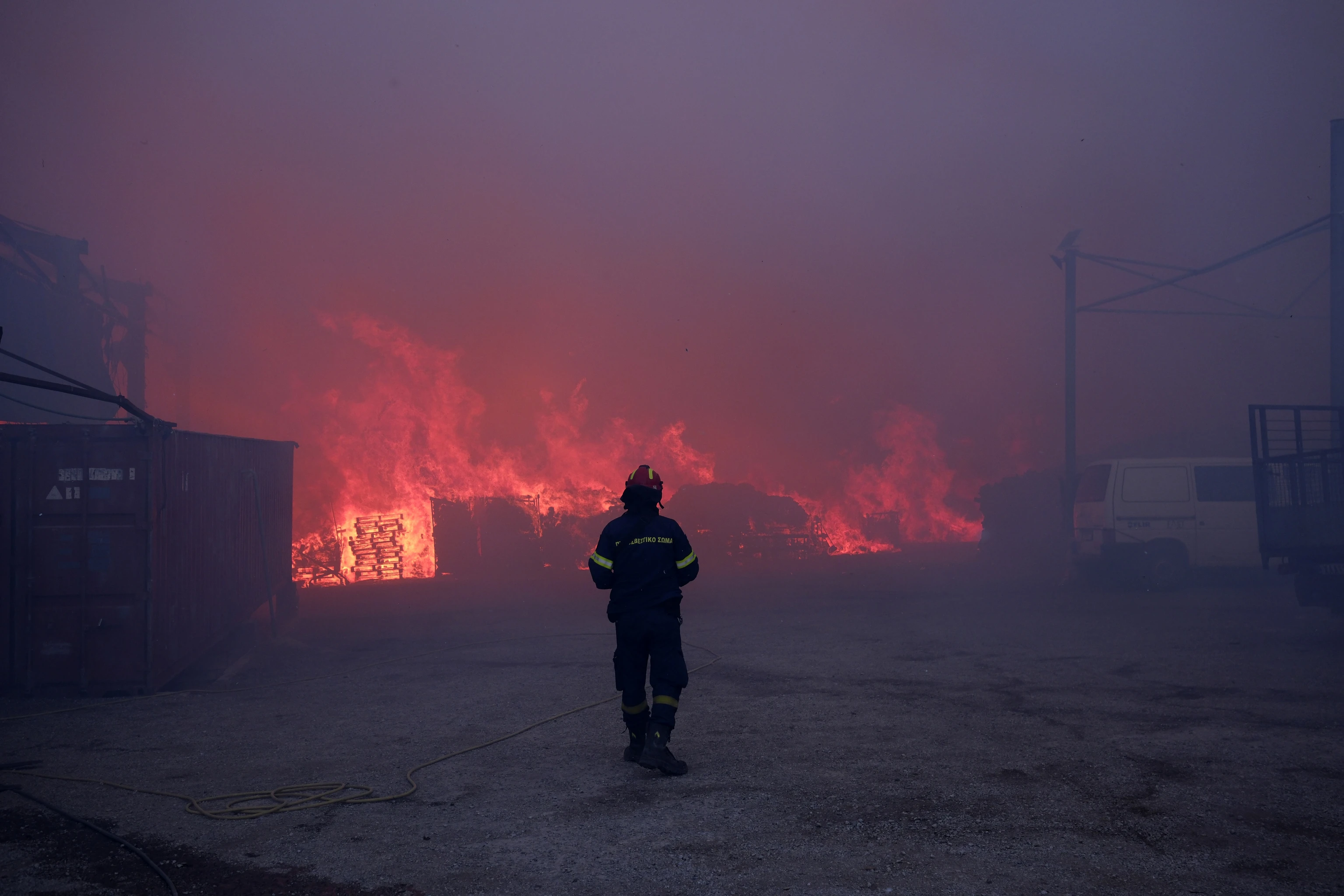 Imágenes del grave incendio en Grecia, miles de personas son evacuadas por seguridad