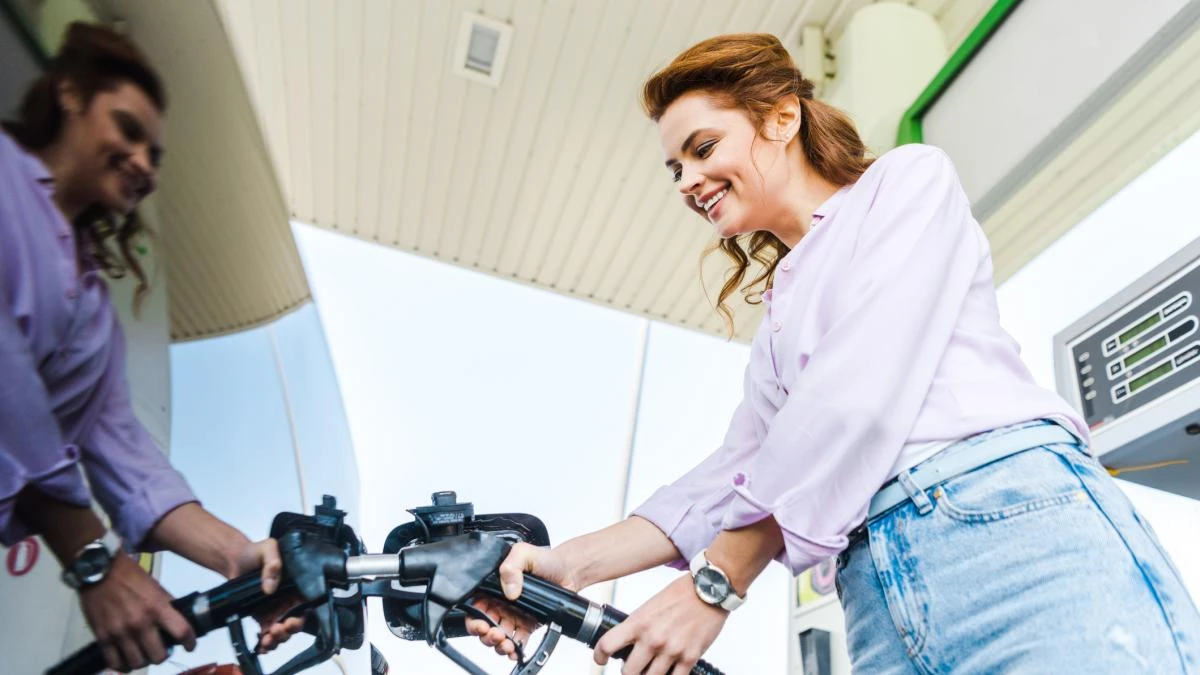 Prezzi di benzina e diesel in calo, raggiunti i livelli del 2021