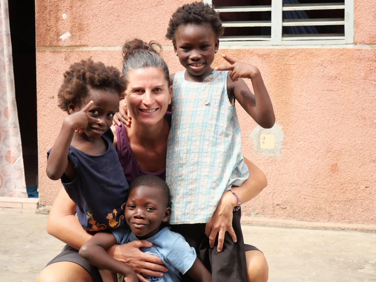 Dall’Italia al cuore dell’Africa: la storia di Elisa, che ha lasciato tutto per aiutare 200 bambini e costruire pozzi nei villaggi senza acqua