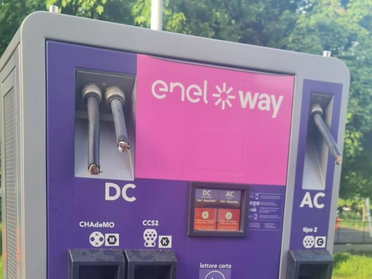 Auto elettriche, a Torino i predoni delle colonnine: «Per pochi euro di rame si provocano danni ingenti»