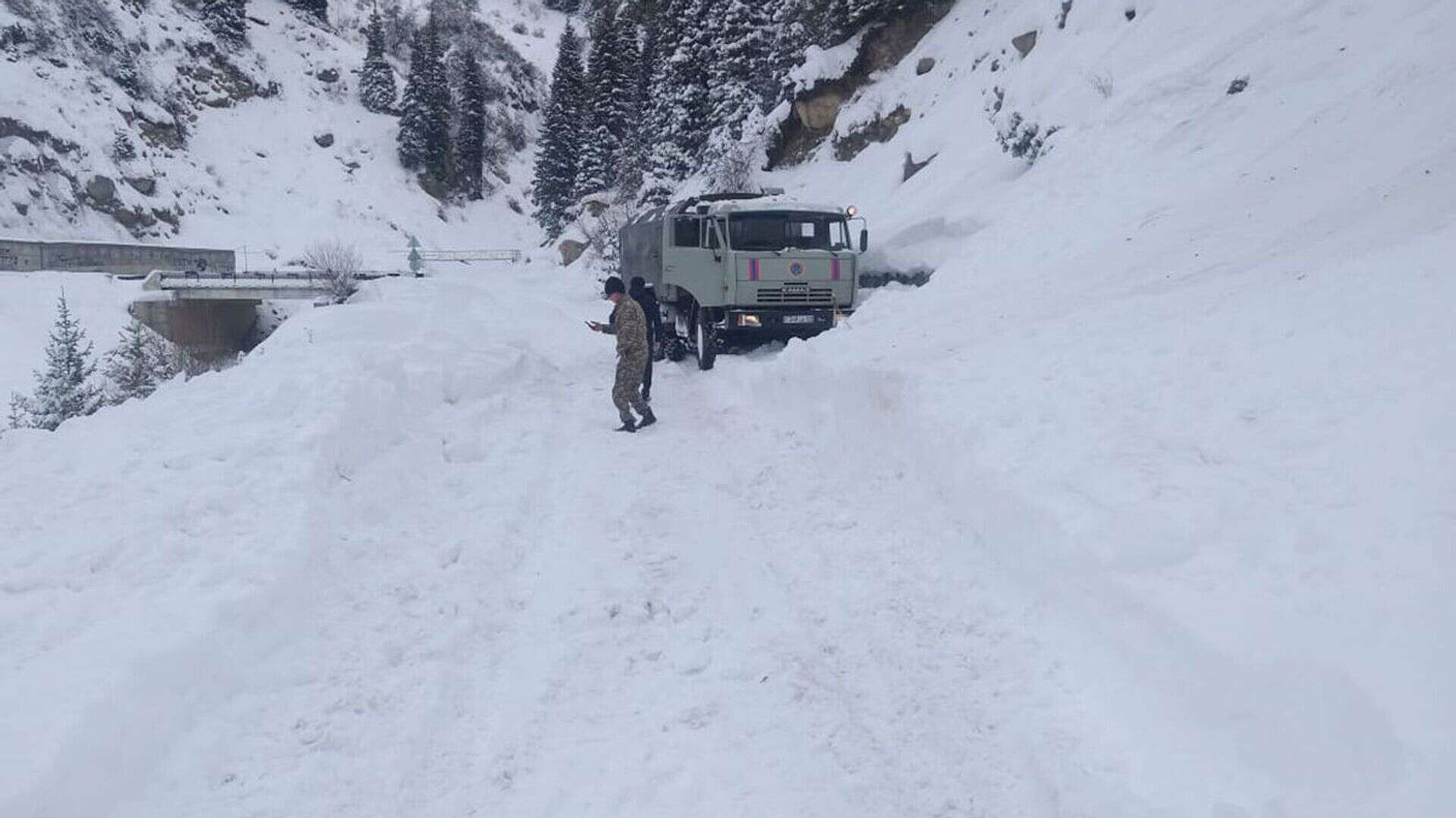 Лыжник погиб под лавиной близ Шымбулака