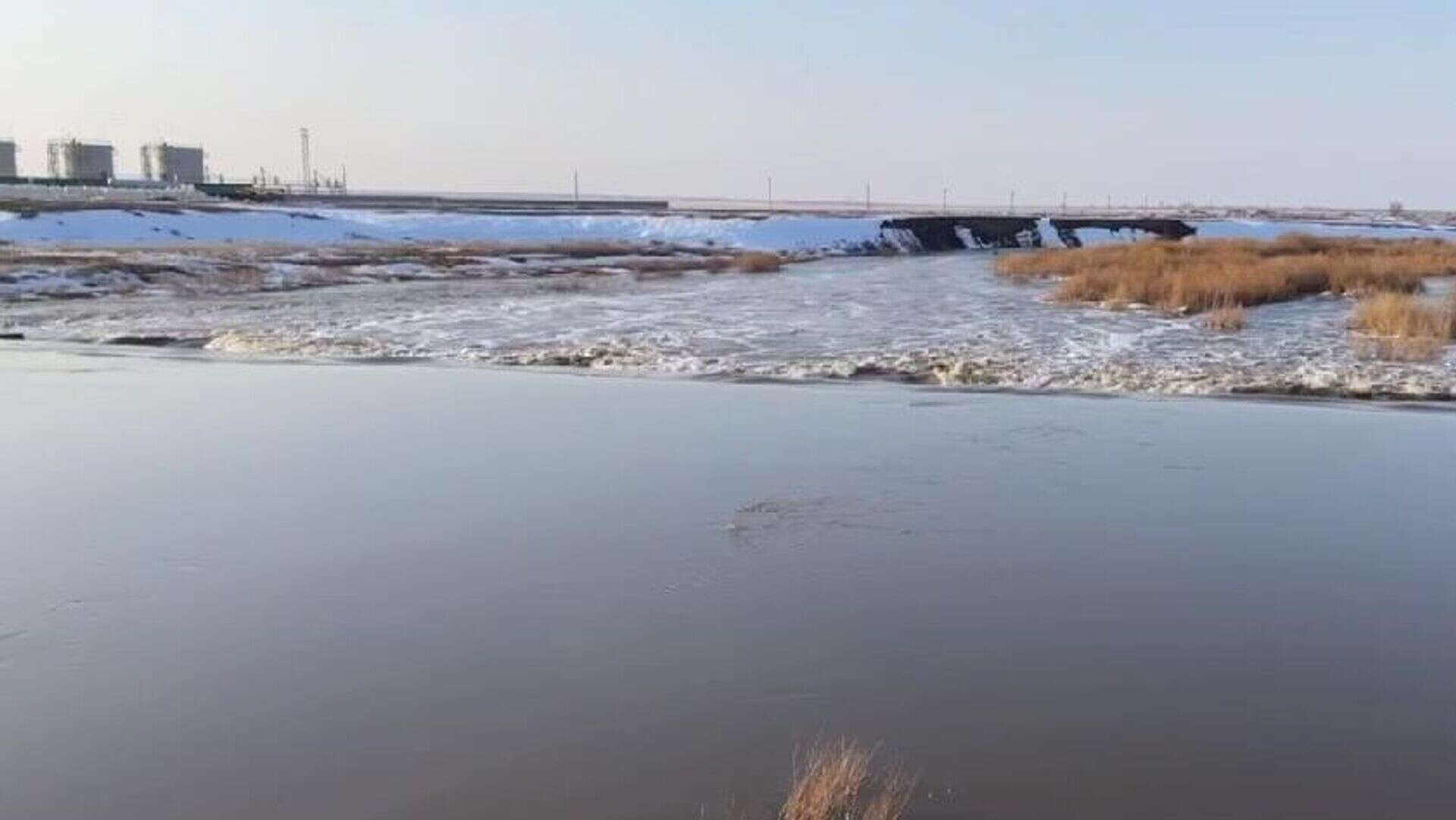 Талая вода затопила дорогу в Актюбинской области