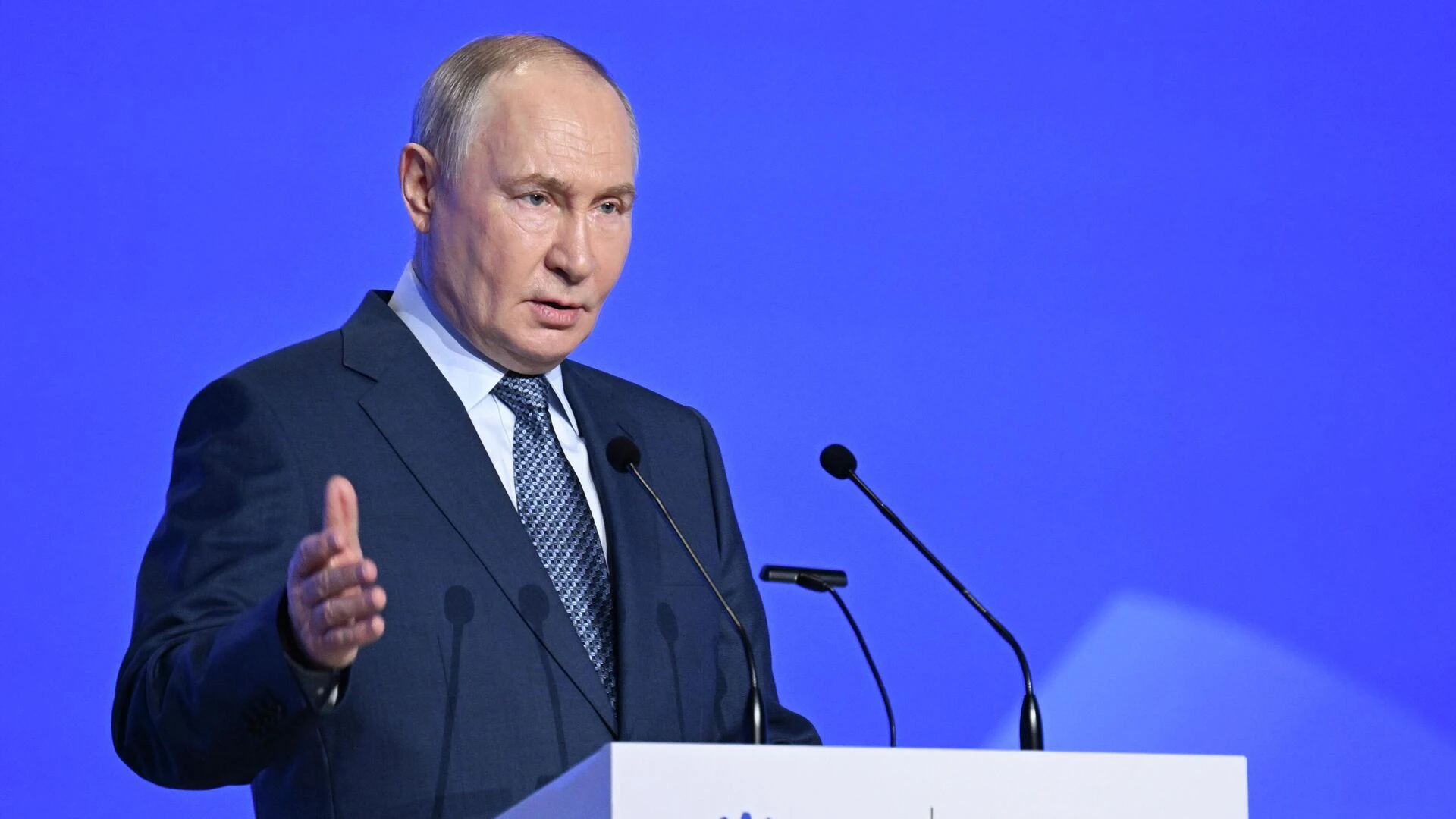 Экономика России растет, принятые меры дают эффект - Владимир Путин