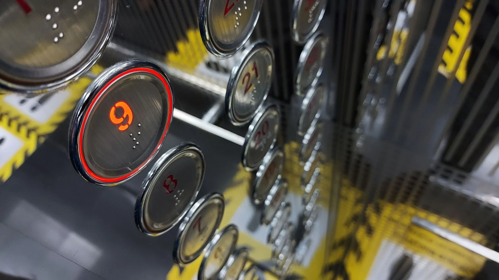 В Астане лифт рухнул в многоэтажке, один человек погиб