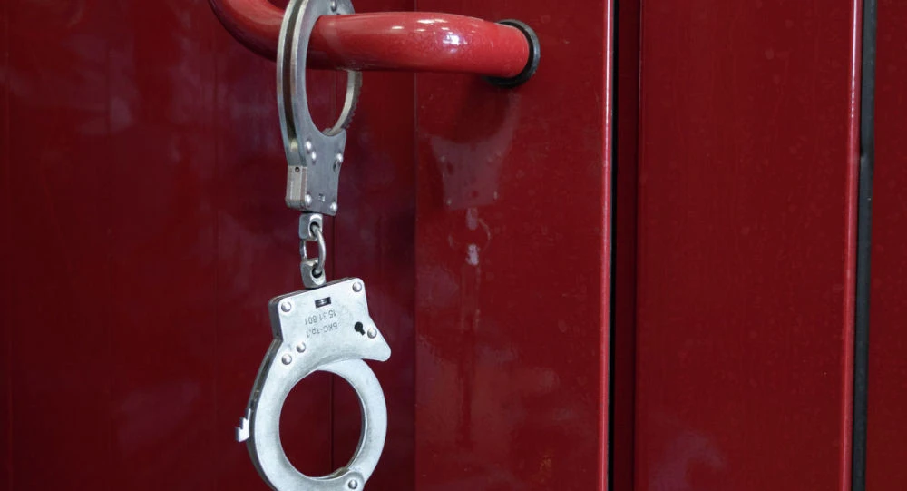 Соседи пожаловались на резкий запах и помогли полиции вычислить преступника