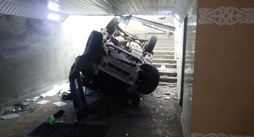 Автомобиль залетел в подземку: трое детей пострадали в ДТП в центре Алматы – фото
