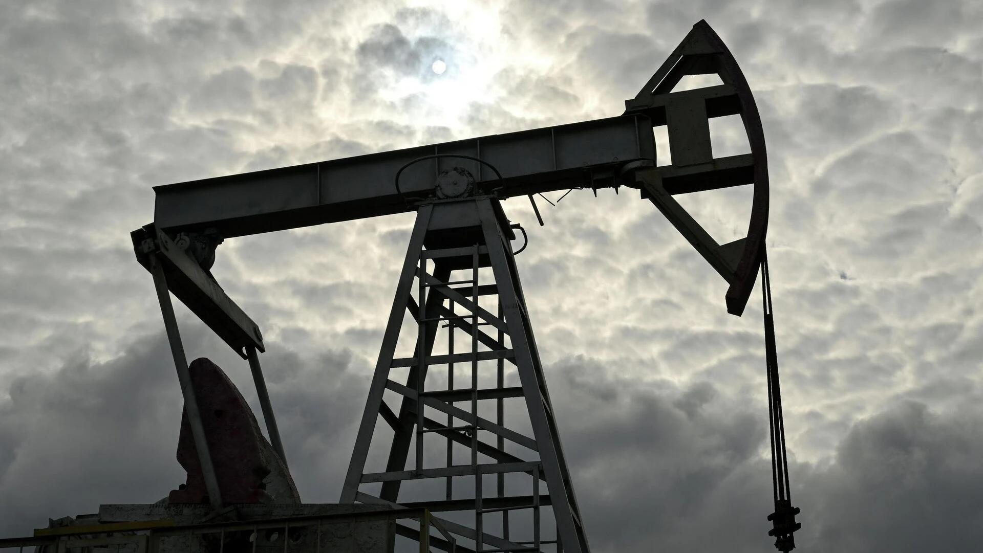 Brent стоит меньше $80 за баррель впервые с 3 марта