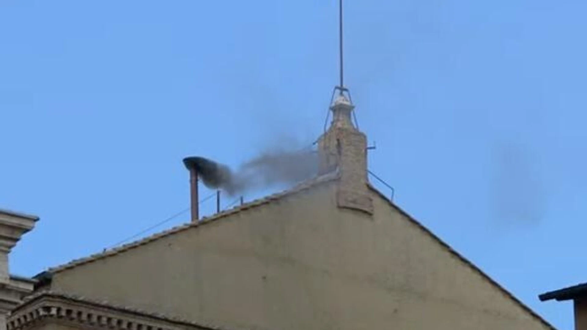 Черный дым над Ватиканом: выборы Папы Римского пошли на третий круг
