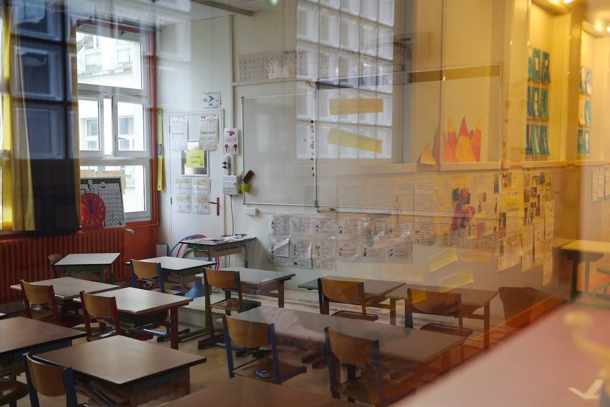 2 minuti faLe molte denunce di abusi su minori nelle scuole francesiLa polizia di Parigi sta indagando su oltre 100 segnalazioni di maltrattamenti e abusi sessuali, e ci sono casi simili in molte altre città francesi