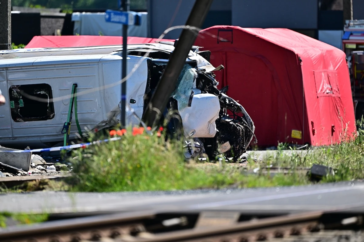 5 minuti faIn Belgio un pulmino scolastico è stato investito da un treno: sono morte 4 persone