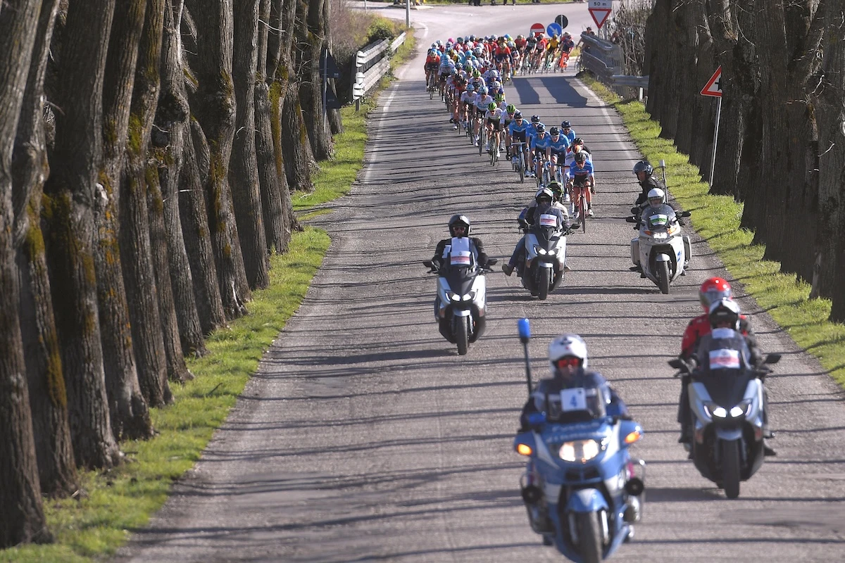 3 minuti faNel ciclismo le moto sono un problemaÈ importante che ci siano, ma possono dare un grande vantaggio aerodinamico e quindi influenzare le corse