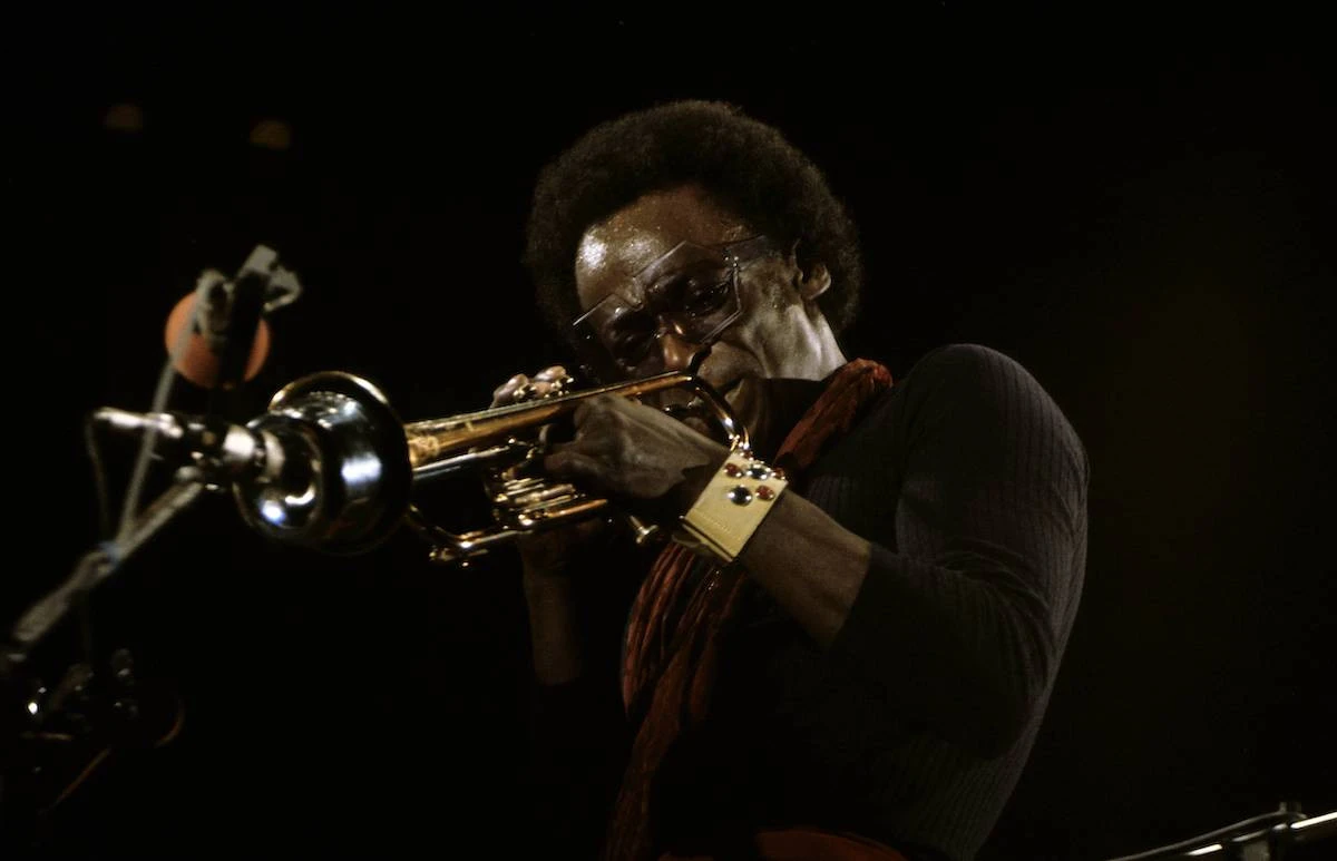 2 minuti faLa terza rivoluzione di Miles DavisNegli anni Settanta ebbe l'intuizione di unire il jazz al rock e al funky ed ebbe ragione, di nuovo