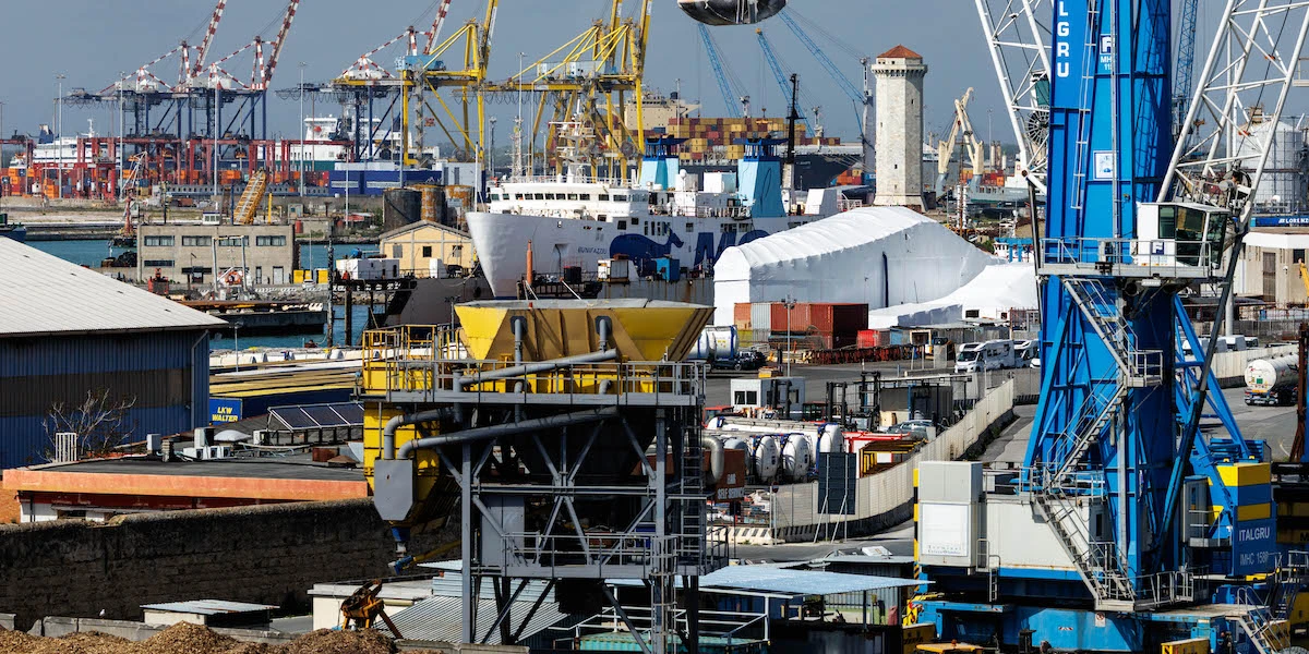 2 minuti faUna nave israeliana che non trasportava materiali militari è stata bloccata nel porto di LivornoÈ la prima volta: finora nei porti italiani erano state organizzate proteste solo quando c'erano di mezzo armi