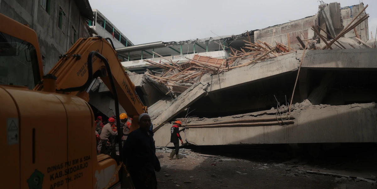 pochi secondi faIn Indonesia è crollata una scuola: uno studente è morto e almeno 65 sono dispersi