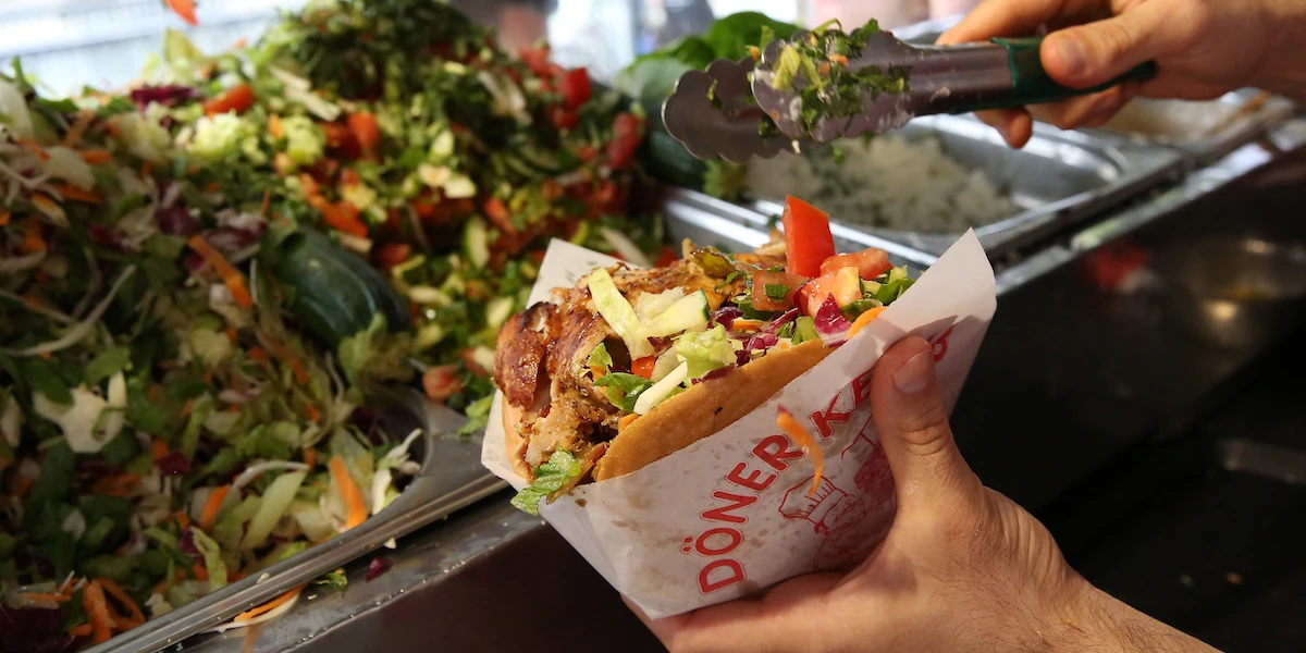 3 minuti faLa nobilitazione del kebabAlcuni imprenditori italiani e i video di un ristoratore libanese stanno popolarizzando approcci più “gourmet” a un piatto a lungo snobbato